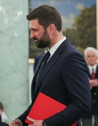 Nikodem Rachoń z żoną Katarzyną i trójką dzieci w domowym otoczeniu, uśmiechnięci.
