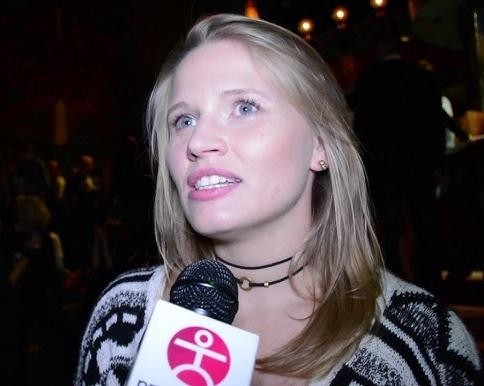 Natalia Rybicka z rodziną, w ciepłej, domowej atmosferze, symbolizująca równowagę między karierą a życiem prywatnym.