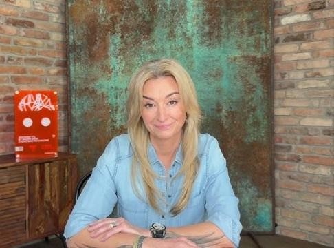Martyna Wojciechowska podczas jednej ze swoich licznych podróży, w otoczeniu egzotycznego krajobrazu, symbolizującego jej program 