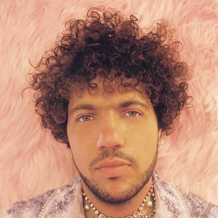 Benny Blanco skupiony przy konsoli mikserskiej w studiu nagraniowym, otoczony sprzętem muzycznym.
