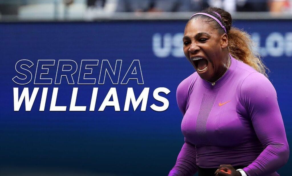 Serena Williams w momencie triumfu na korcie, zaciśnięta pięść i wyraziste emocje po wygranym punkcie.