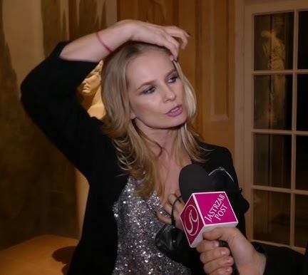 Magdalena Cielecka na scenie teatralnej, ukazująca jej silną obecność sceniczną.