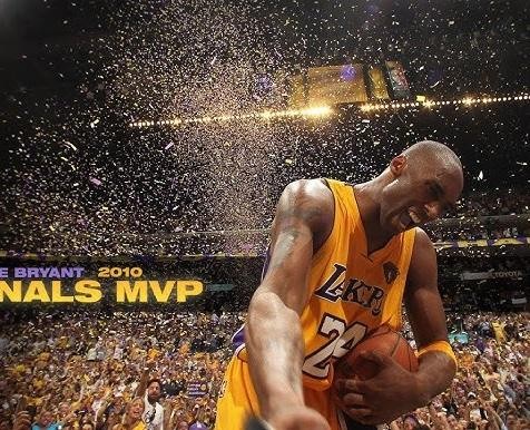 Kobe Bryant z córkami: Natalią, Gianną, Bianką i Capri, uśmiechnięty w rodzinnym uścisku.