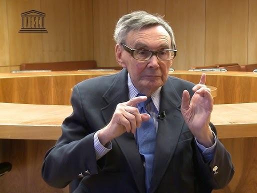 Młody Marian Turski, po wyzwoleniu obozu, symbolizujący odrodzenie życia po Holokauście.
