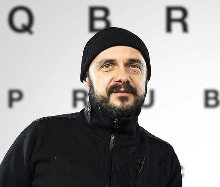 Arkadiusz Jakubik w intensywnej kreacji aktorskiej, z wyrazistym spojrzeniem, oddającym głębię postaci.