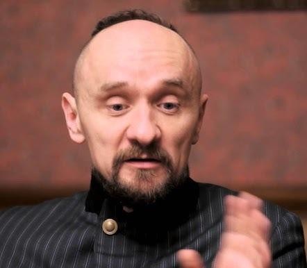 Dynamiczne ujęcie sceniczne, oddające innowacyjny i prowokujący charakter teatru Jana Klaty.