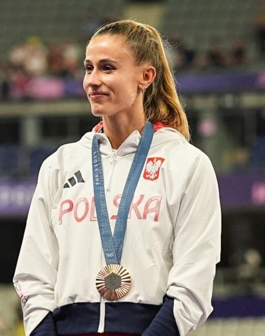 Natalia Bukowiecka podczas biegu na 400 metrów, zdeterminowana i skupiona.