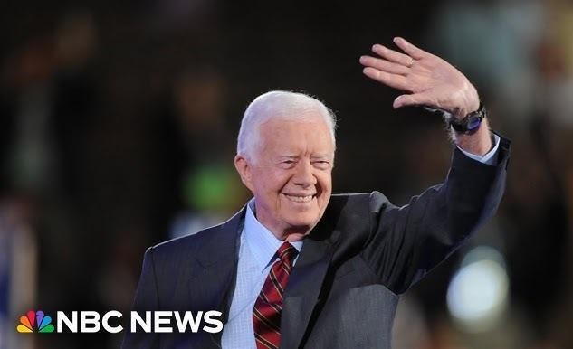 Jimmy Carter aktywnie uczestniczący w budowie domu dla Habitat for Humanity, symbolizujący jego zaangażowanie w działalność humanitarną po prezydenturze.