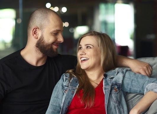 Maciej Pela z zamyśloną miną, portret oddający jego charakter.