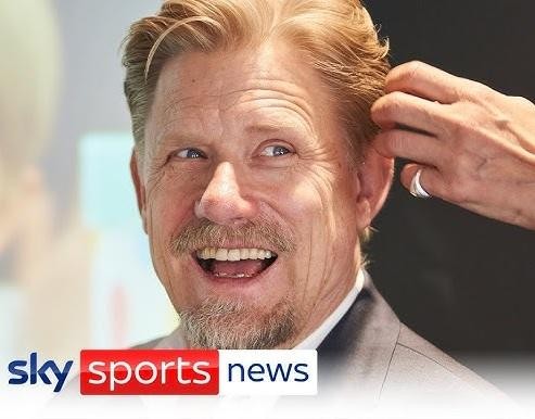 Peter Schmeichel w stroju bramkarskim Manchesteru United, wykonujący dynamiczną interwencję podczas meczu.