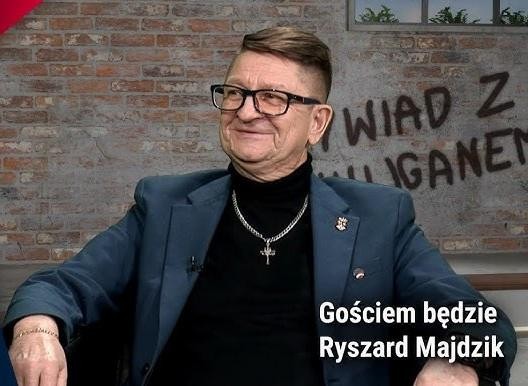 Scena przedstawiająca przeszukanie domu, gdzie funkcjonariusze oglądają atrapy broni, symbolizująca kontrowersje wokół Ryszarda Majdzika.