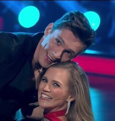 Agnieszka Kaczorowska w dynamicznym tańcu, prezentująca swoje umiejętności i pasję na scenie.