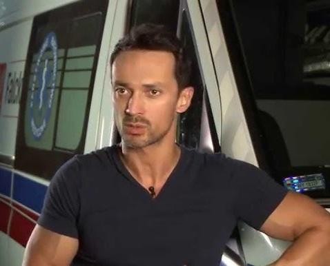 Rafał Cieszyński podczas aktywności fizycznej na siłowni lub w trakcie prowadzenia programu telewizyjnego, ukazujący jego wszechstronność zawodową.