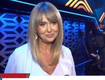 Ewa Wachowicz w górskim krajobrazie, symbolizującym jej pasję do wspinaczki i zdobycie 