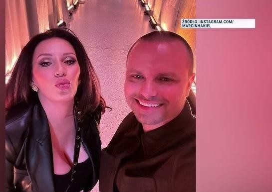 Marcin Hakiel uśmiechnięty, w swobodnej pozie, nawiązujący do aktywności w mediach społecznościowych.