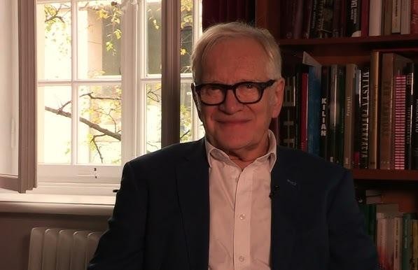 Andrzej Seweryn na planie filmowym, w trakcie pracy, ukazujący zaangażowanie i profesjonalizm aktora.