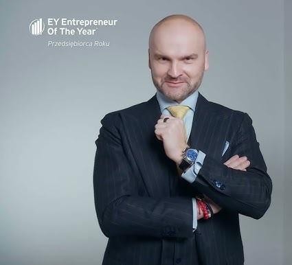 Ręka korzystająca z ekranu Paczkomatu InPost, symbolizująca wygodę i nowoczesną technologię.