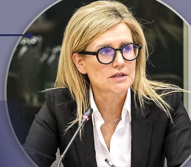 Ewa Wrzosek, prokurator, przemawiająca z pasją podczas publicznego wystąpienia, symbolizująca walkę o praworządność.