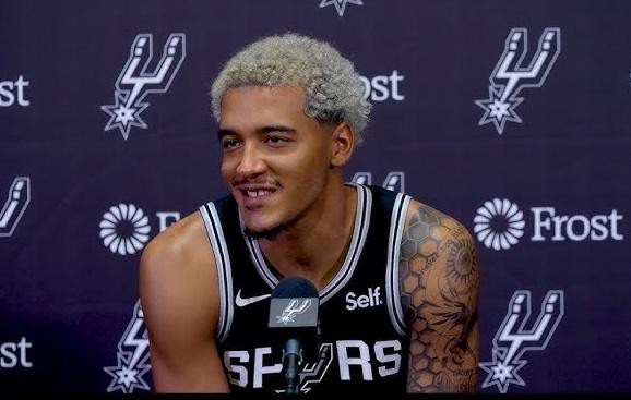 Jeremy Sochan w zbliżeniu podczas meczu NBA, ukazujący determinację i skupienie.