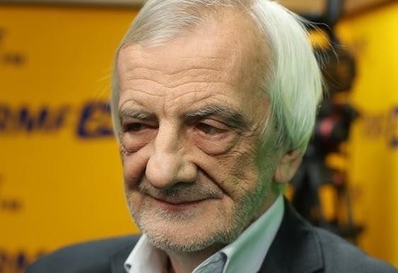 Ryszard Terlecki przemawiający z mównicy podczas konferencji lub wydarzenia politycznego.