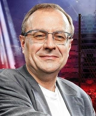 Antoni Dudek na tle ekranu wyświetlającego jego kanał 