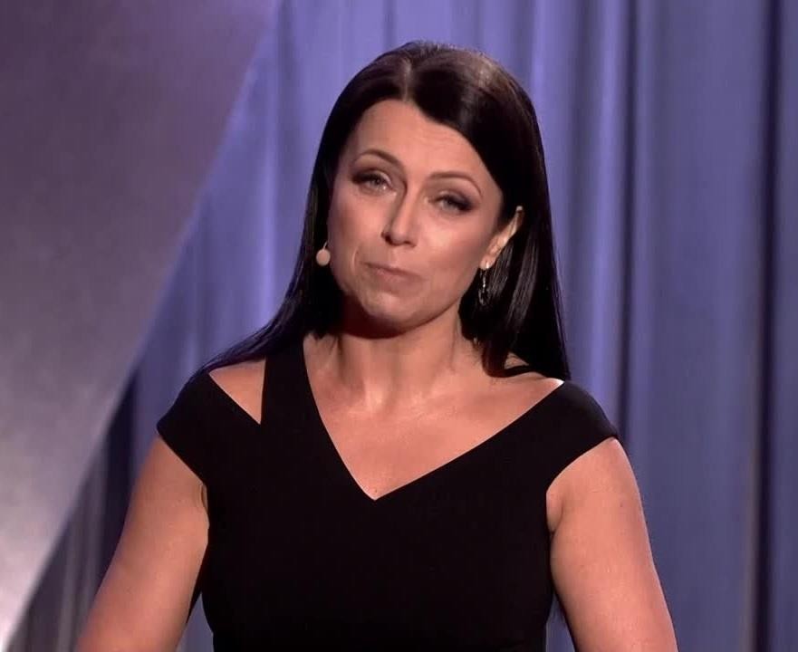 Adrianna Borek w swobodnej pozie, za kulisami lub podczas próby, ukazująca naturalny urok i ekspresję.
