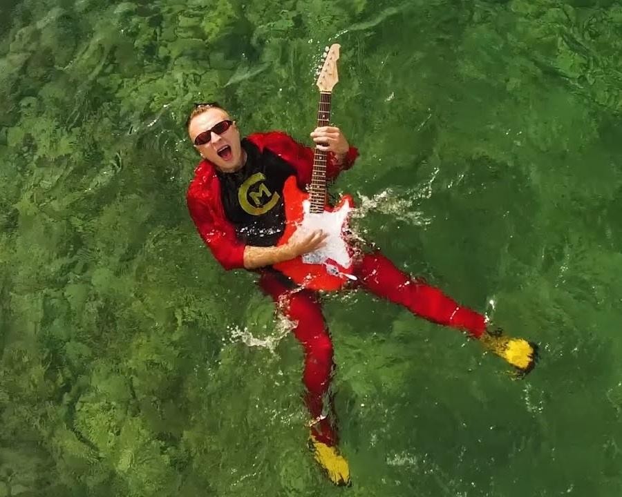 Czadoman (Paweł Dudek) uśmiechnięty, w interakcji z fanami lub patrzący w obiektyw, symbolizujący jego aktywność na Instagramie i bliski kontakt z publicznością.