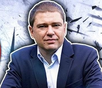 Piotr Szumlewicz przemawiający na wiecu związkowym, energicznie gestykulujący, w tle zarys tłumu.