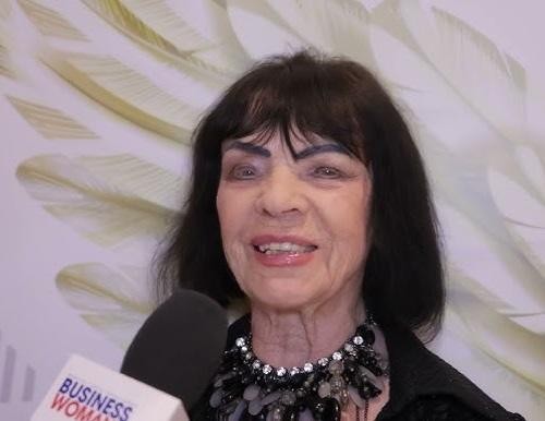 Sława Przybylska na scenie podczas występu, z ekspresyjnym gestem, oddająca emocje śpiewanej piosenki.