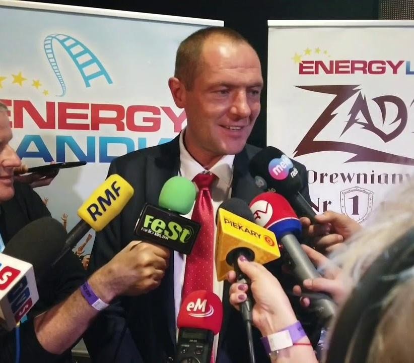 Widok z lotu ptaka na Energylandię, największy park rozrywki w Polsce, z widocznymi atrakcjami i tłumem odwiedzających.