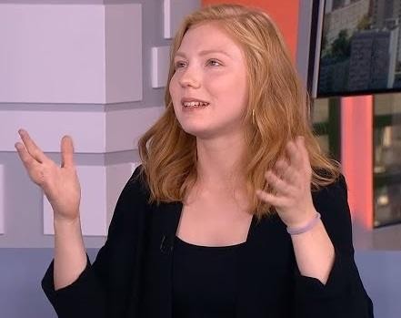 Edyta Torhan na scenie teatralnej, w dynamicznym ujęciu, oddająca emocje i zaangażowanie w rolę.