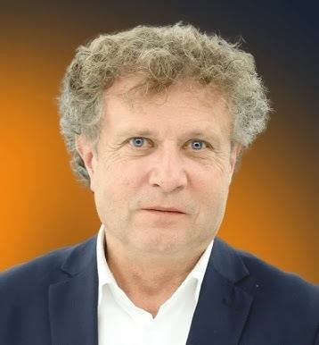 Jacek Karnowski podczas uprawiania sportów wodnych, np. żeglarstwa, na tle morza.