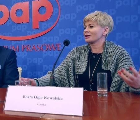 Beata Olga Kowalska na scenie musicalu, pełna energii i pasji podczas występu.