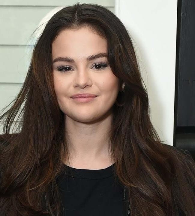 Selena Gomez na scenie, śpiewająca z pasją i energią podczas koncertu.