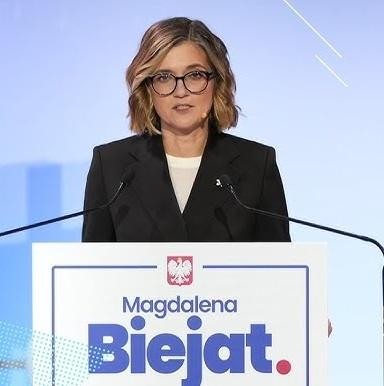 Magdalena Biejat podczas spotkania z wyborcami, ukazująca jej zaangażowanie w dialog społeczny i bliskość z ludźmi.