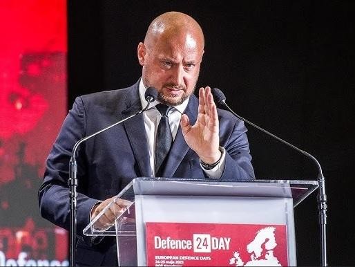 Jacek Zdzisław Siewiera podczas misji medycznej w okresie pandemii COVID-19, w szpitalu polowym.